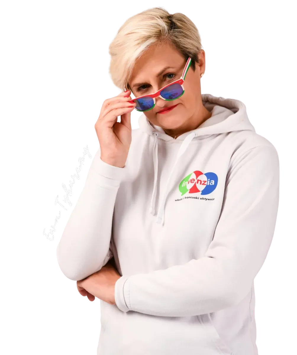 Ewa Tyburczy, założycielka Invenzii, w bluzie z logo szkoły i okularach w barwach flagi Włoch