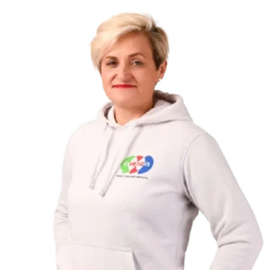 Ewa Tyburczy, założycielka Invenzii, w bluzie z logo szkoły
