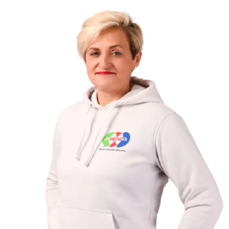 Ewa Tyburczy, założycielka Invenzii, w bluzie z logo szkoły