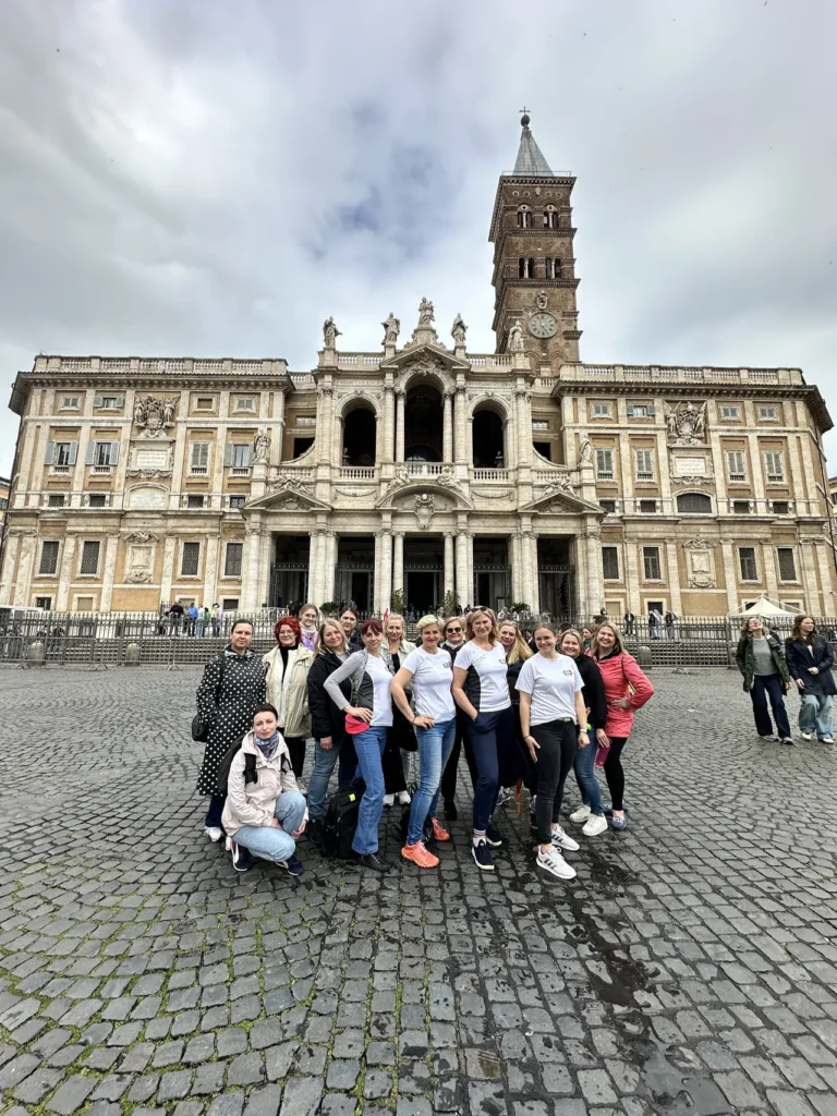 Grupa kursantów Invenzii przed bazyliką Santa Maria Maggiore w Rzymie