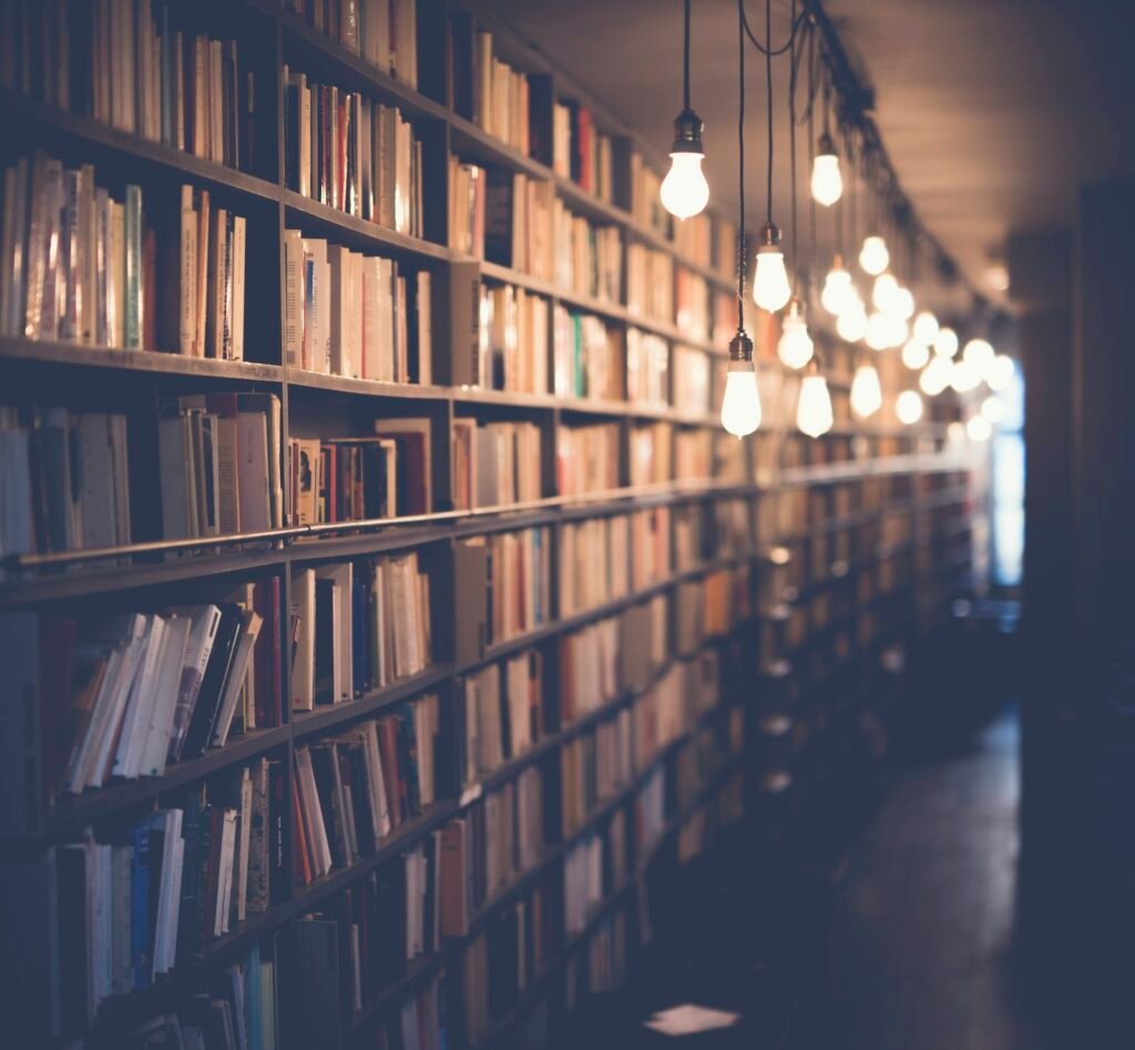 Półki z książkami w bibliotece, zbliżenie na grzbiety tomów