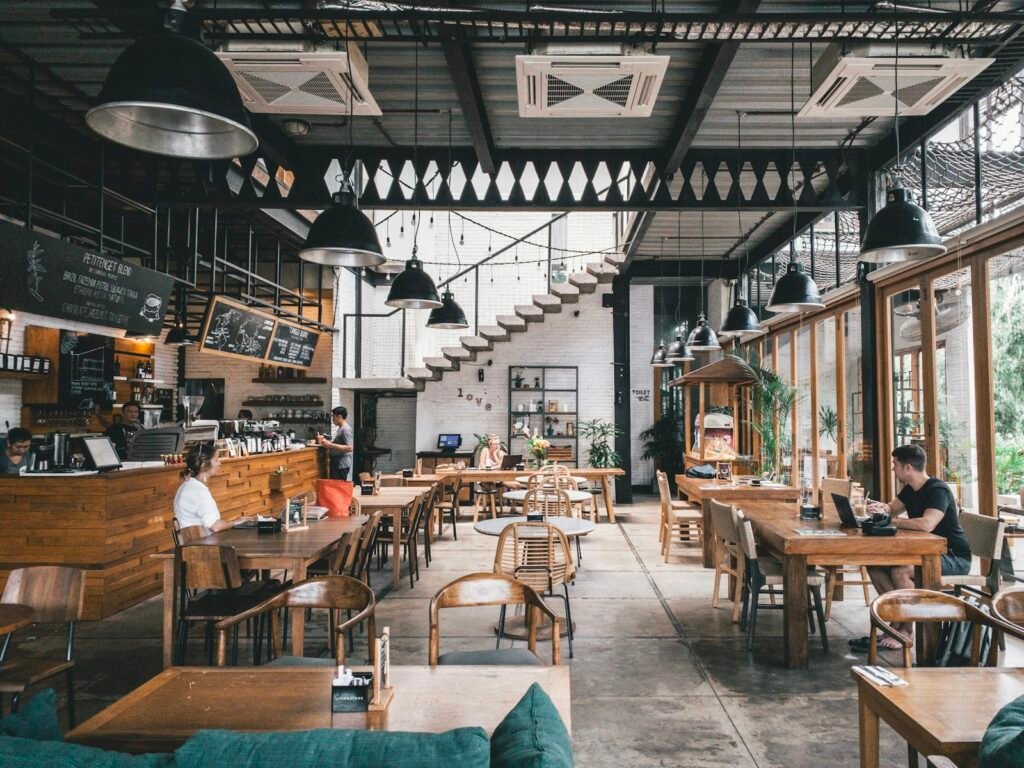 Wnętrze restauracji z kelnerem i gośćmi przy stolikach