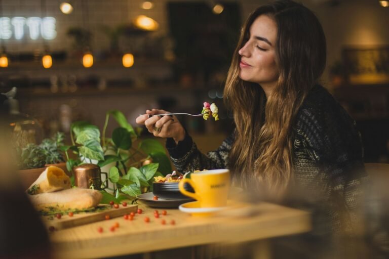 Ludzie przy stole w restauracji we Włoszech, talerze i kieliszki